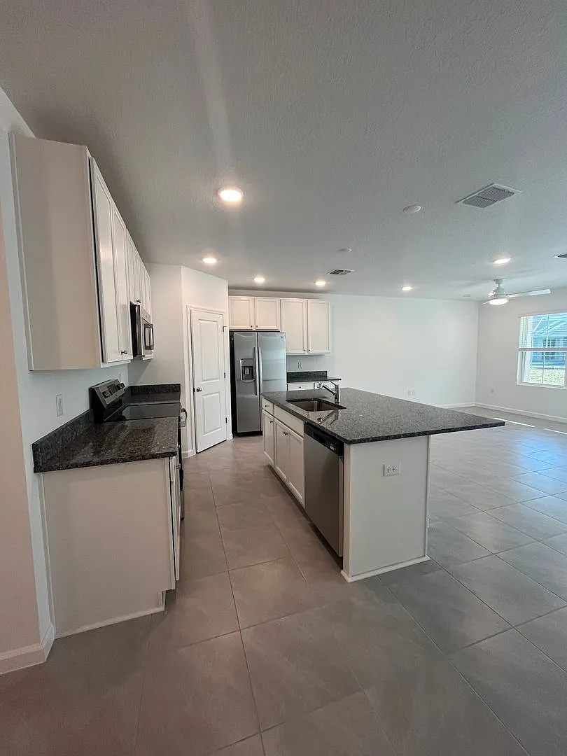 Almost Brand New Construction, 4 Bedrooms, 3 Car Garage! — Photo 4
