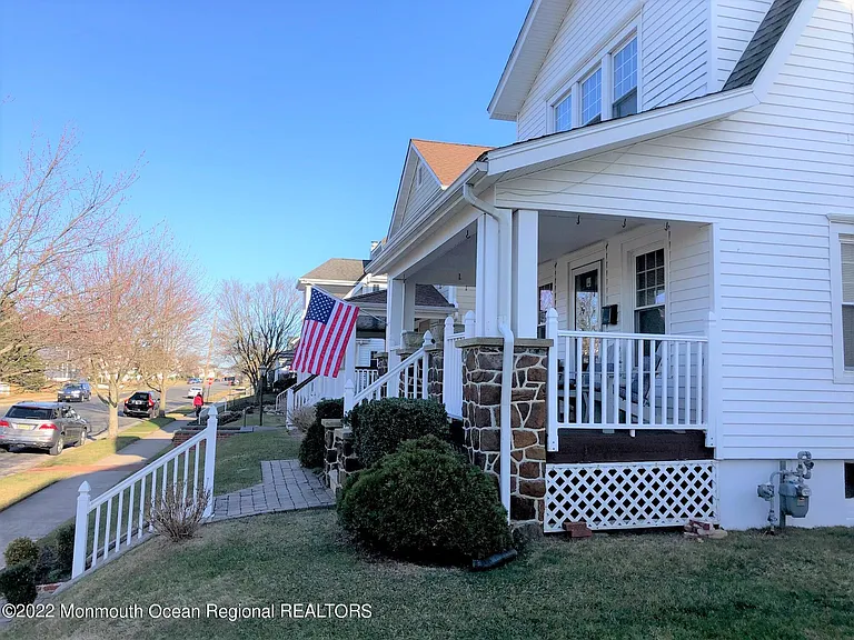 329 Washington Ave — Photo 2
