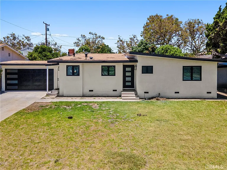 9519 La Reina Ave — Photo 1