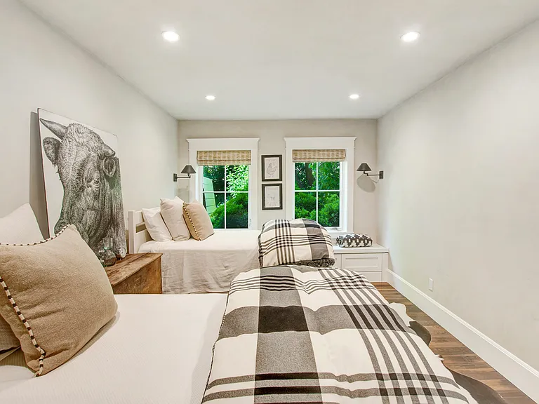 3rd Bedroom with 2 Twin Beds and View to Exterior Greenery