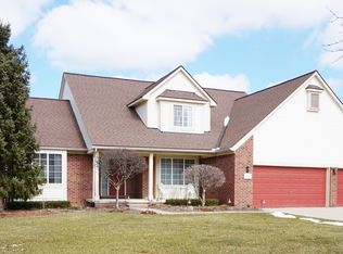2882 Blue Heron Ln, Wixom, MI