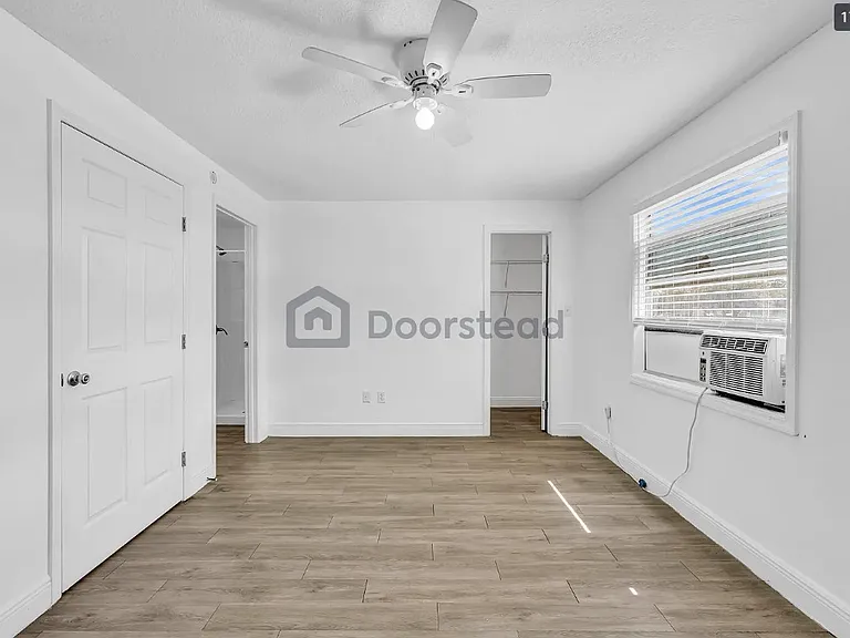 921 Penfield St #B — Photo 6