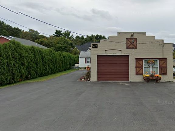 This is the view from Rt6. The rental is for the White House in back of the garage. The garage is used by us as we make crafts. We will park in the front of the garage so as not to disturb your parking.