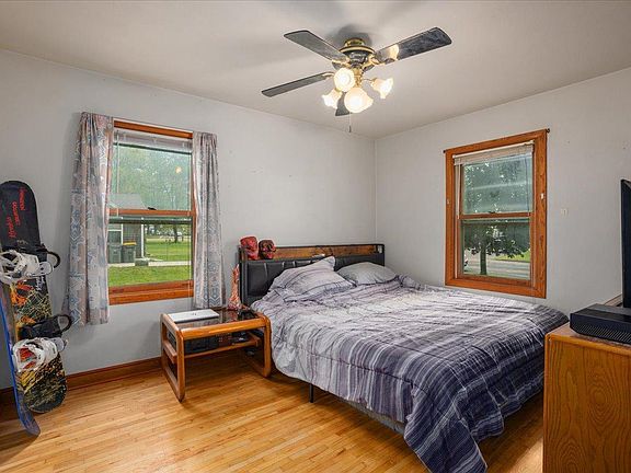 4th image of 650 Newton St