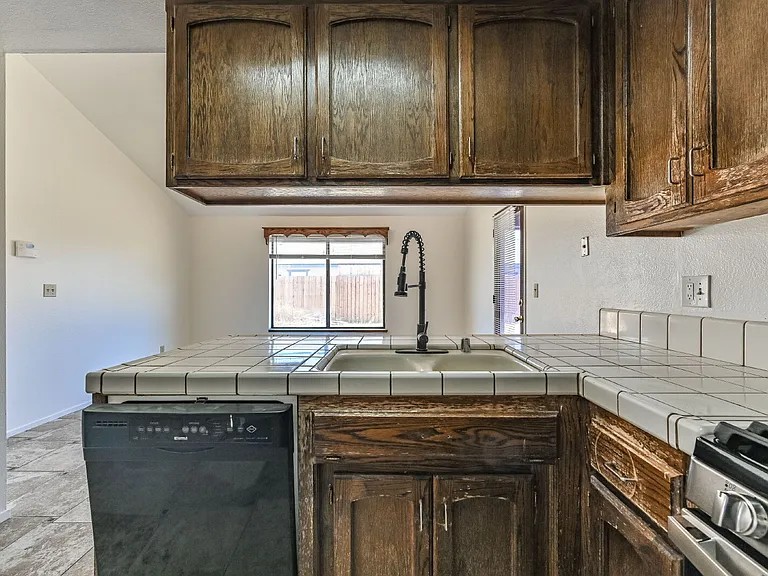 315 Reese St — Photo 6