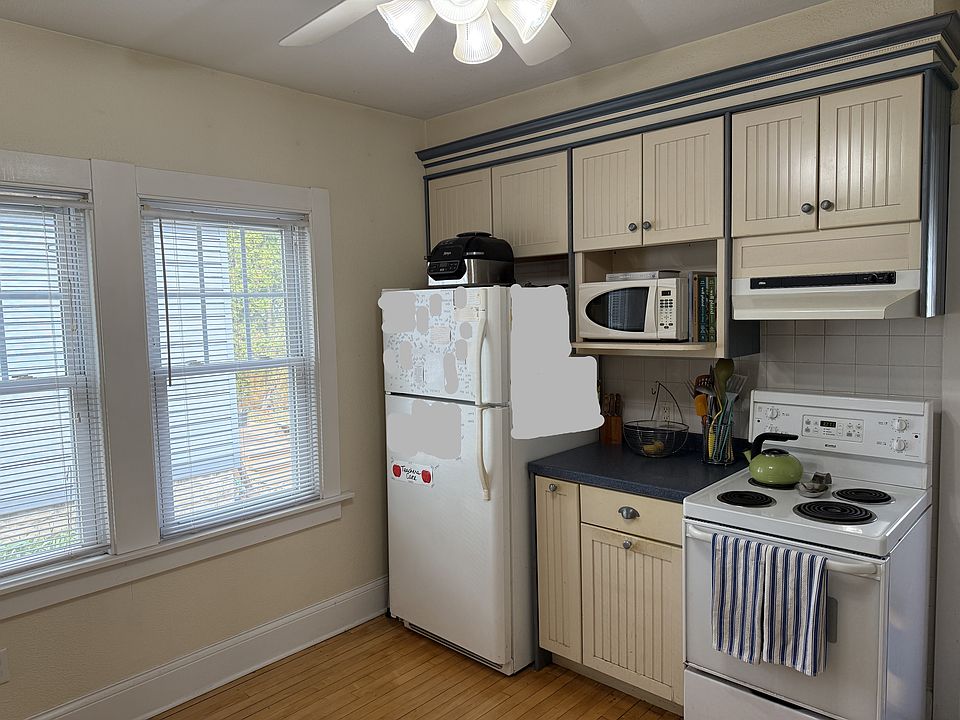 Kitchen
(Microwave not included)