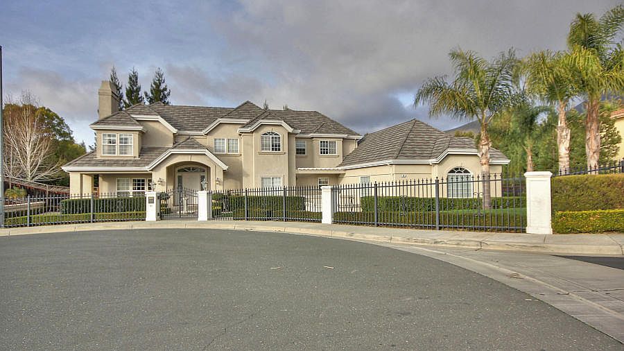 1st image of 90 Montclaire Dr