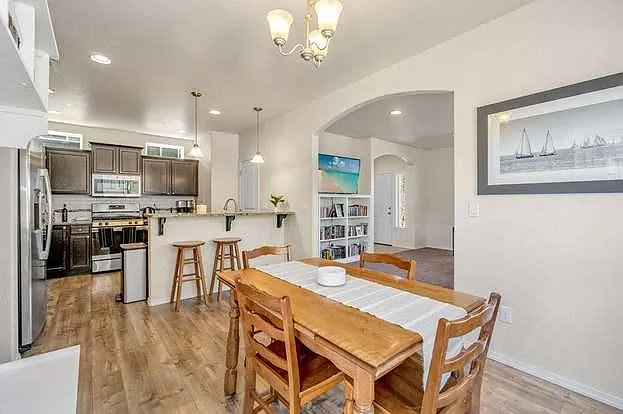 4 bed, 2.5 bath, 1662 sqft, $2,450 — Photo 2