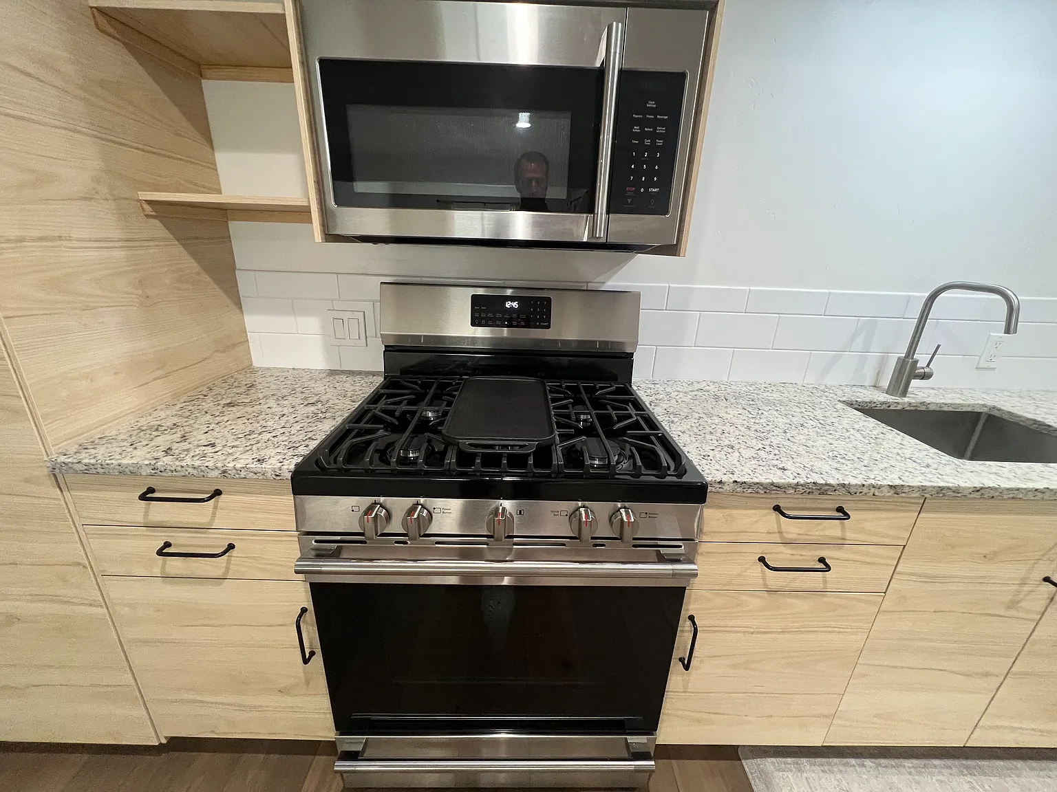 1 bed, 1300 sqft, $1,700 — Photo 2