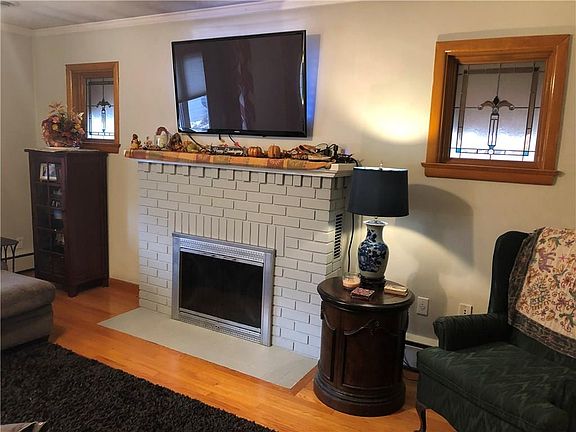 3rd image of 118 E 35th St