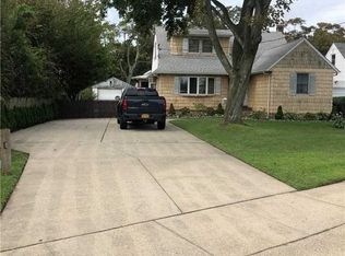 563 18th St, West Babylon, NY 11704
