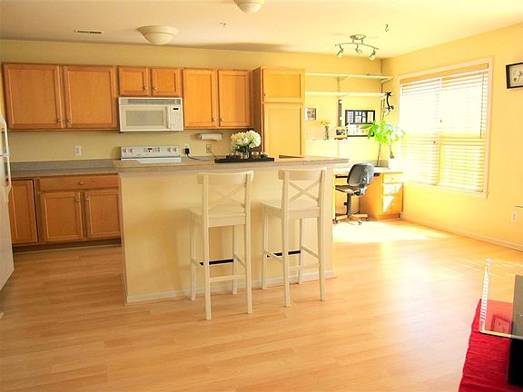 4th image of 2796 Barclay Way