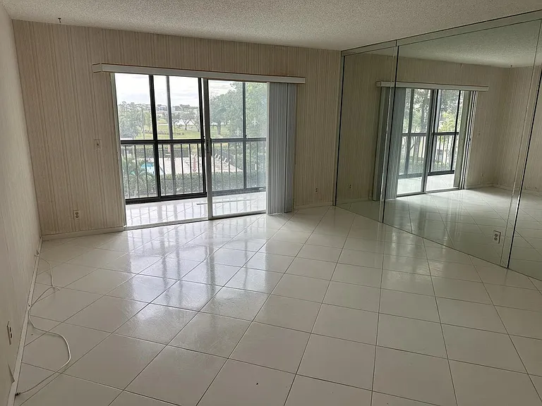 7286 Huntington Ln #303 — Photo 4
