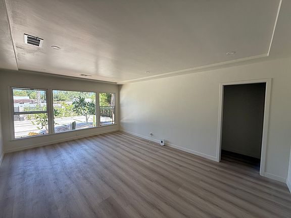 5th image of 7725 Owensmouth Ave