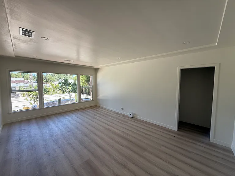 7725 Owensmouth Ave — Photo 5
