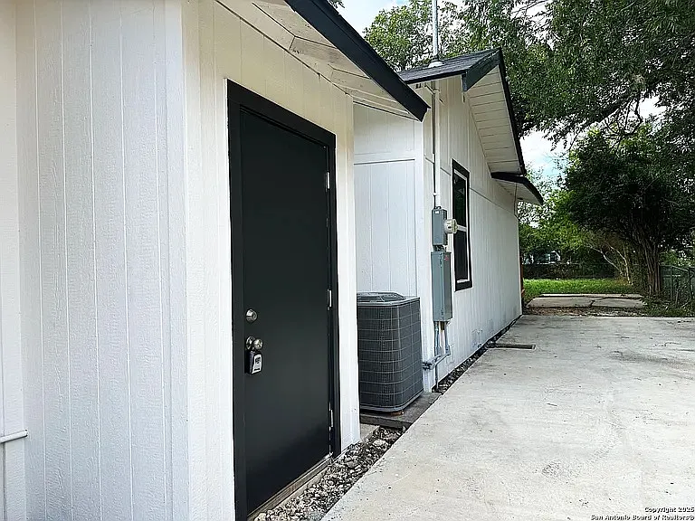 325 Robert E Lee St — Photo 1