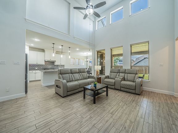 3rd image of 921 Bayberry Dr