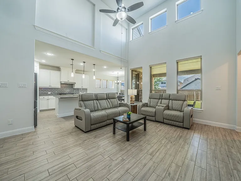 921 Bayberry Dr — Photo 3