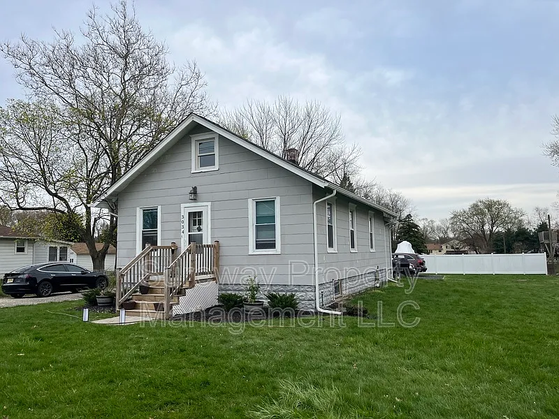 3034 W Bangs Ave photo 1
