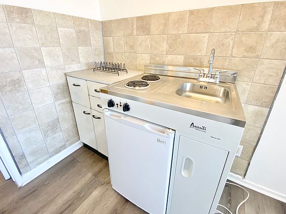 4th image of 118 W Buckthorn St #6