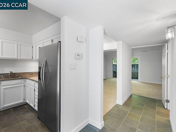 5th image of 401 Old Orchard Ct