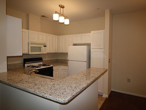 5th image of 4129 Fountainside Ln Unit 102