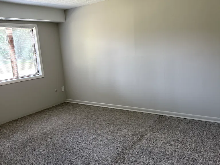 28 Oakhurst Dr #4 — Photo 9