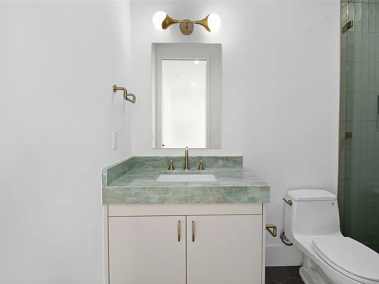 2401 Oakhaven Cir — Photo 28