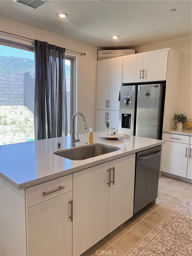 3 bed, 2.5 bath, 1450 sqft, $3,600 — Photo 2