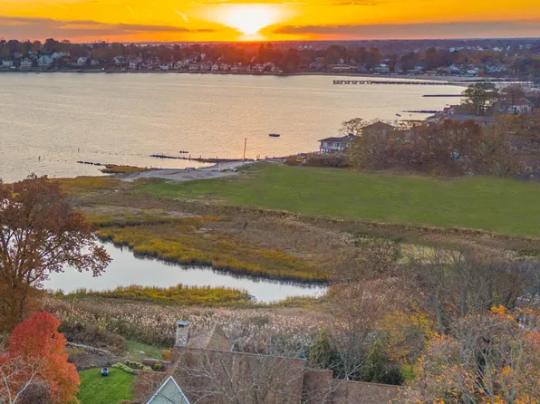65 Wallacks Dr, Stamford, CT 06902