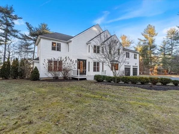 69 Plymouth St, Carver, MA 02330