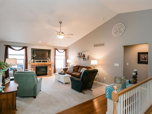 2nd image of 264 W Goldfinch Dr