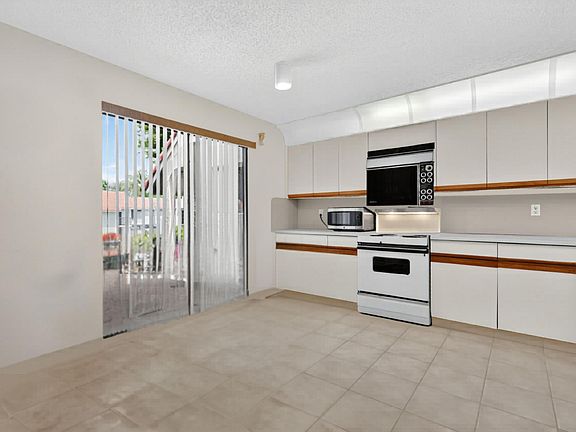 5th image of 5561 Fairway Park Drive #203