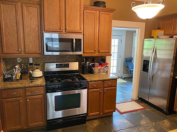 4th image of 3893 Oak St