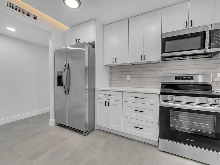 381 SE 15th Ave #1 — Photo 15