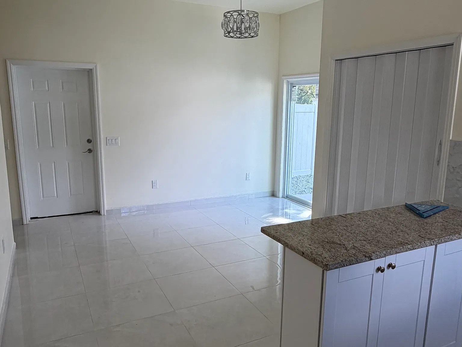 2 bed, 888 sqft, $1,700 — Photo 3