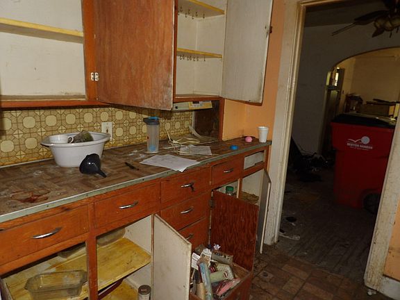 3rd image of 868 Edgecumbe Ave