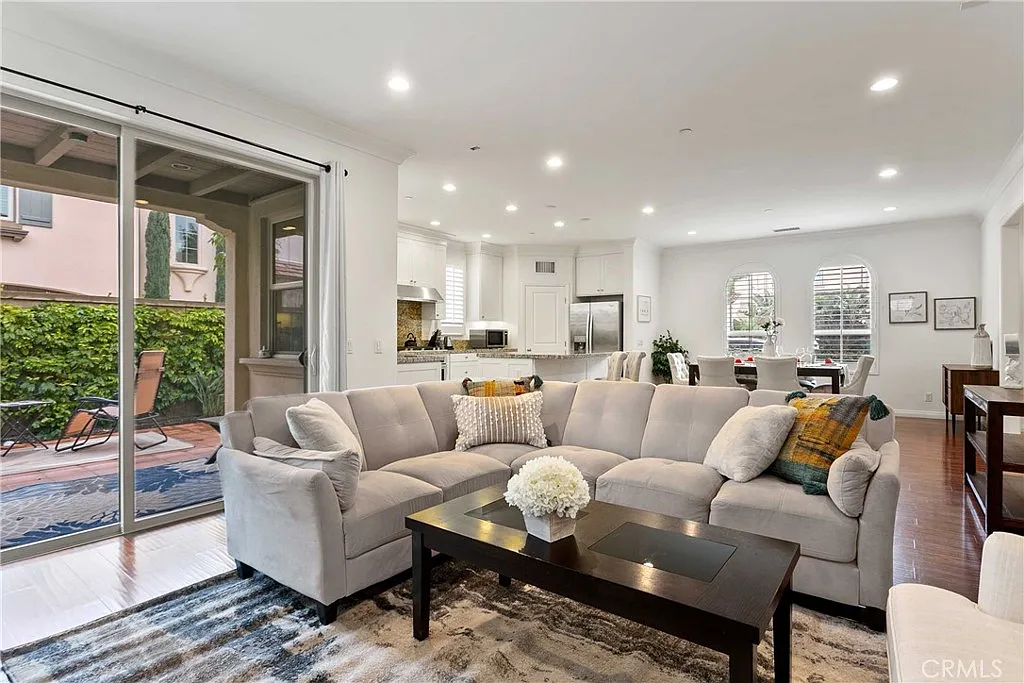 3 bed, 2.5 bath, 1979 sqft, $6,000 — Photo 1