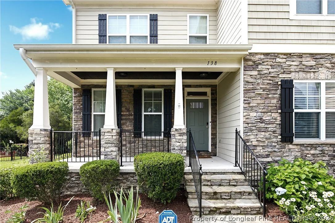 4 bed, 3.5 bath, 3075 sqft, $2,399 — Photo 2