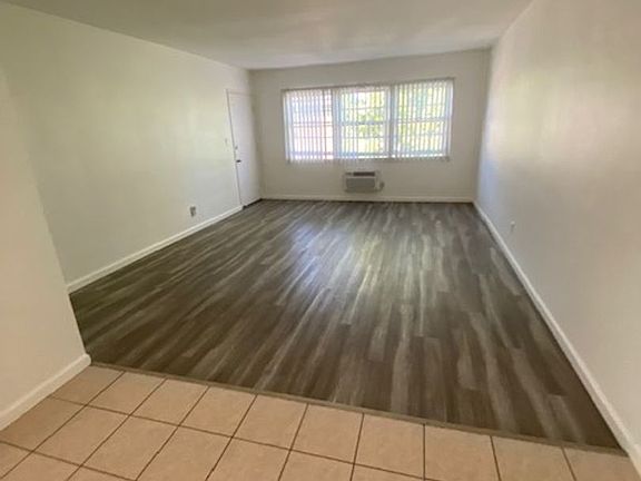 2nd image of 13759 Oxnard St #206