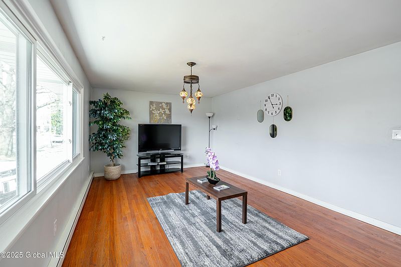 3rd image of 403 Hackett Boulevard