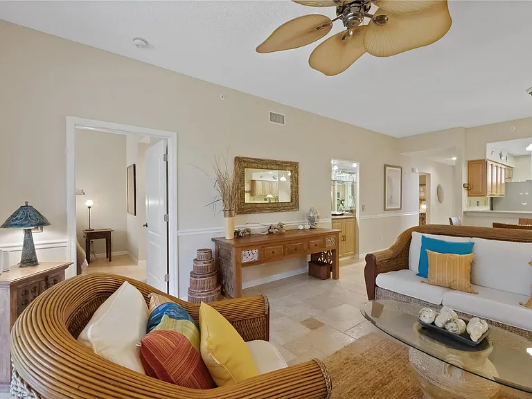9611 Castle Point Dr #915 — Photo 12