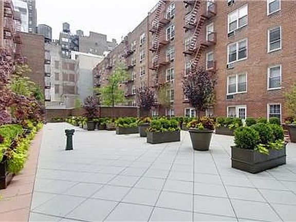 3rd image of 25 W 13th St APT 4KS