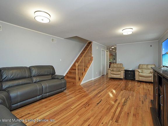 5th image of 194 Woodvale Ave