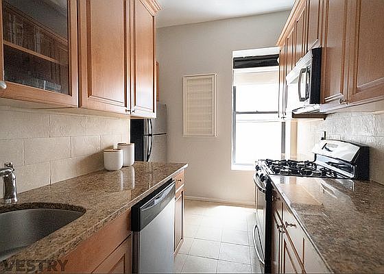 2nd image of 66 W 77th St #47