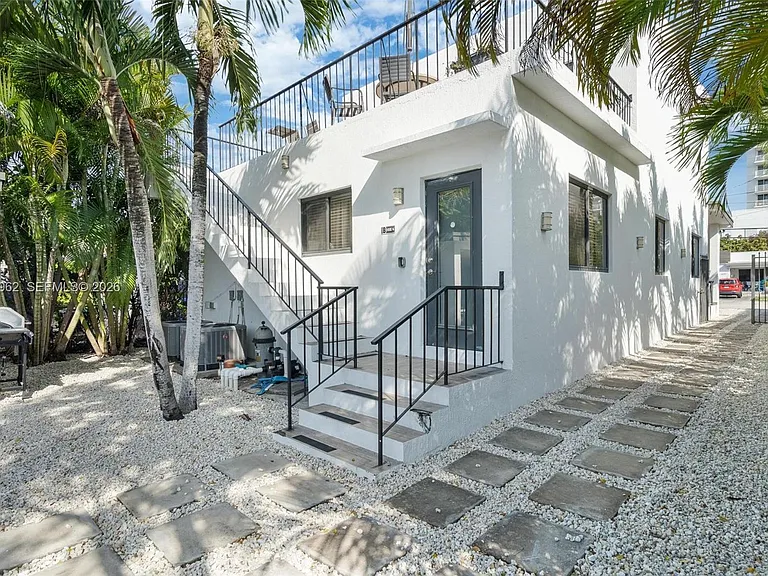 920 SW 9th St — Photo 32