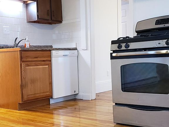 4th image of 29 Essex St #3