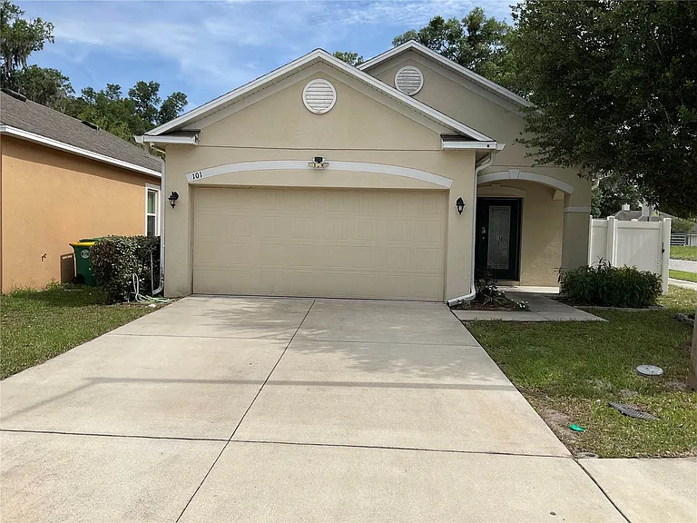 101 Hurst Ct — Photo 1