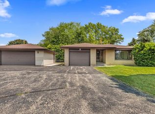 8988 S 26th St, Oak Creek, WI 53154
