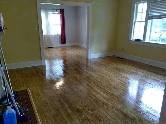 4th image of 102 S Warren St
